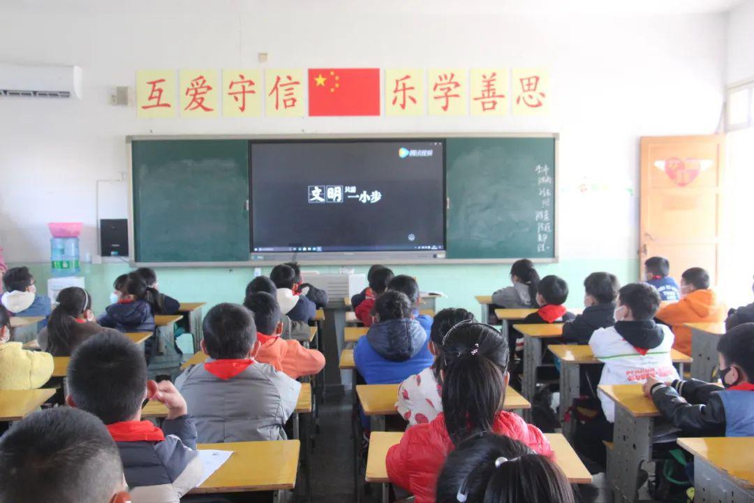 高空畅游的女孩